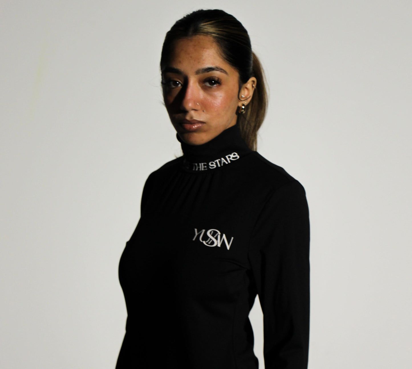 Charakteristischer, formender Body mit hohem Halsausschnitt