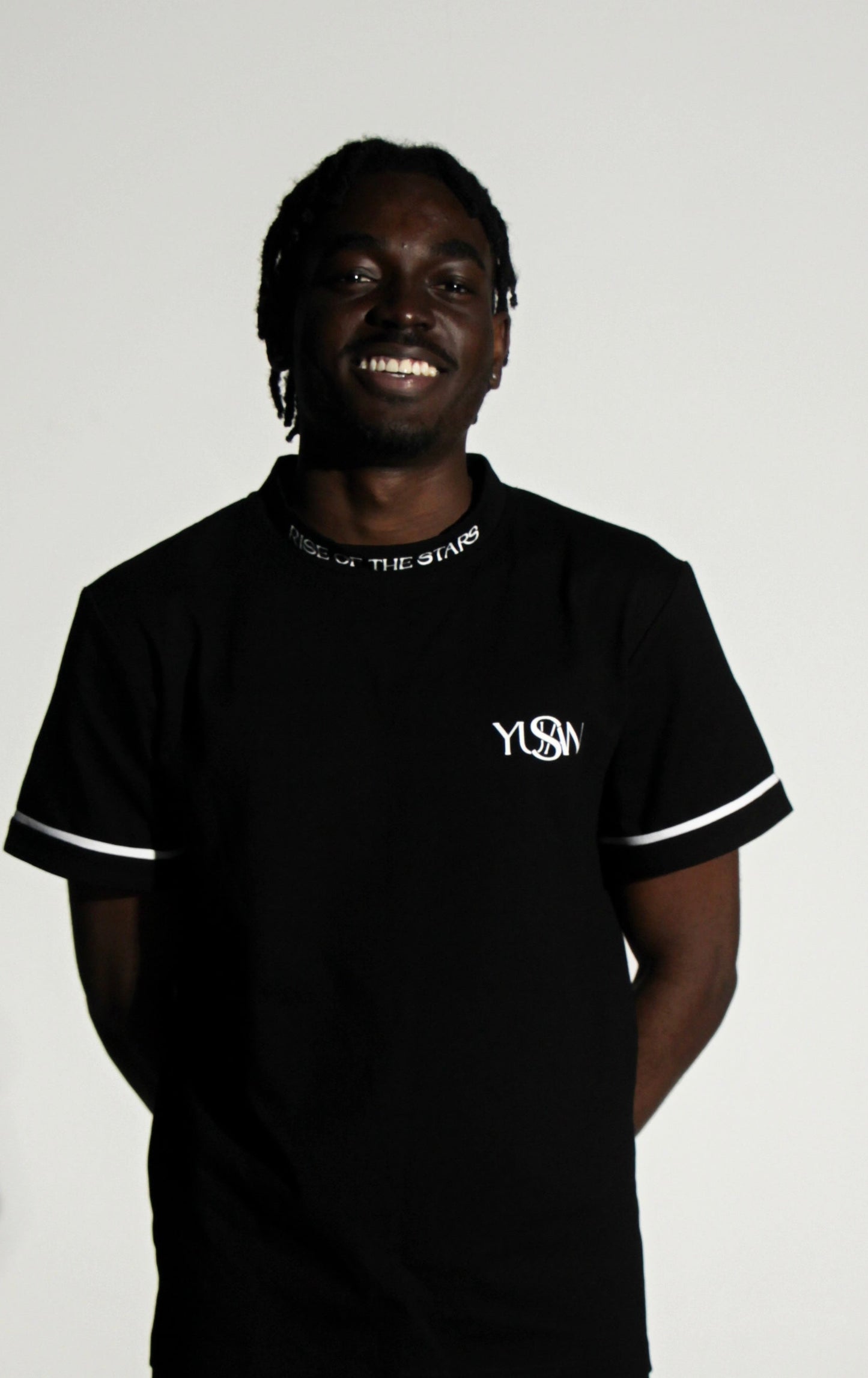 T-Shirt mit hohem Kragen und charakteristischem Detail