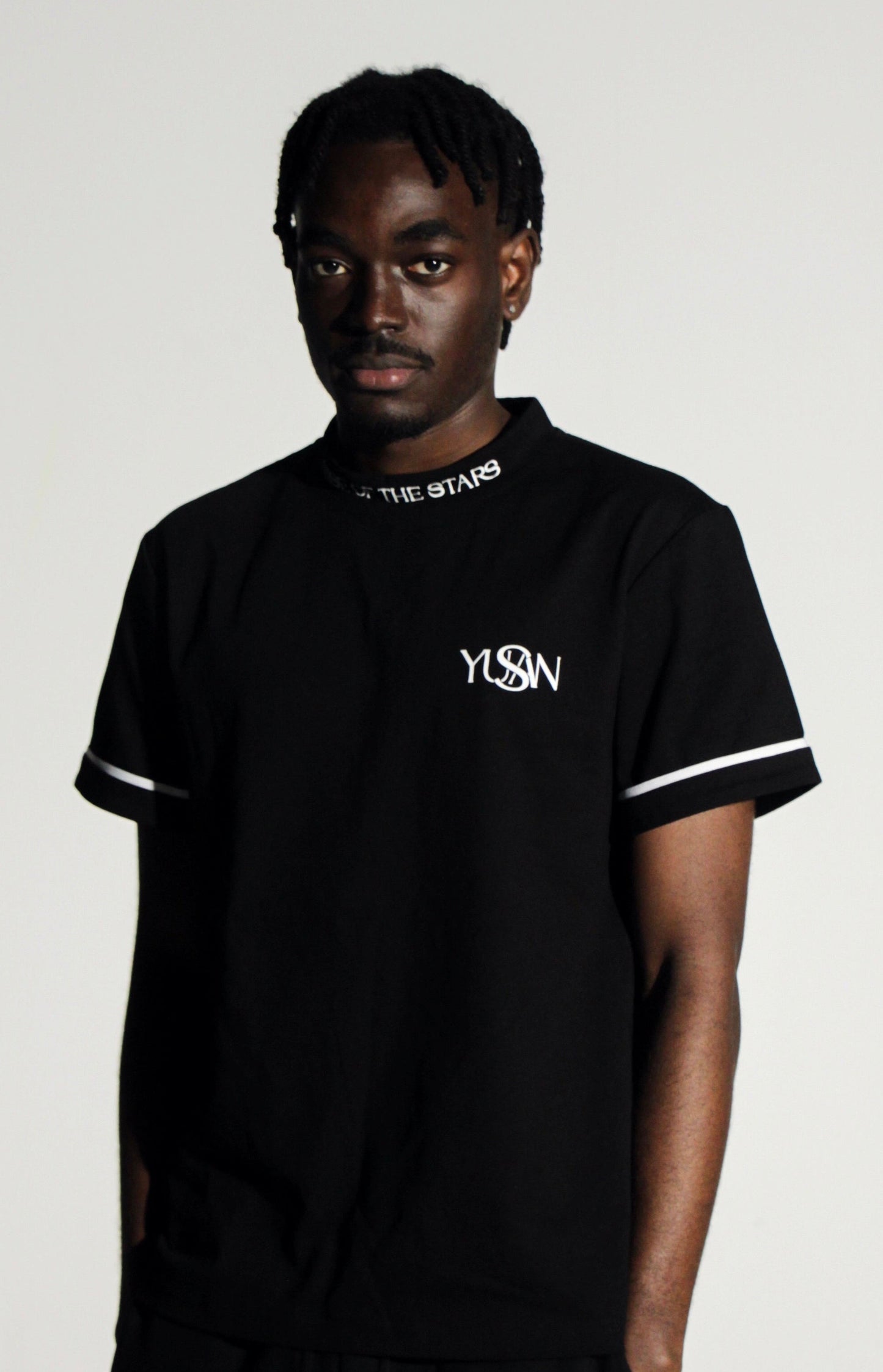 T-Shirt mit hohem Kragen und charakteristischem Detail